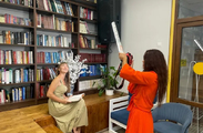 Портреты в книжных интерьерах