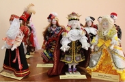 Выставка «Куколки-скелетцы в национальных костюмах»