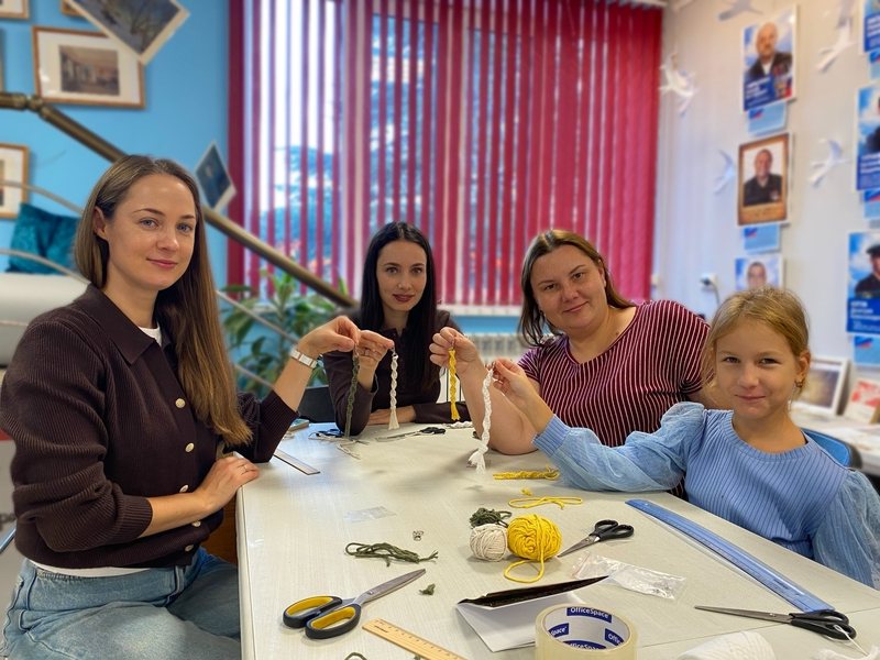 Брелок в технике макраме