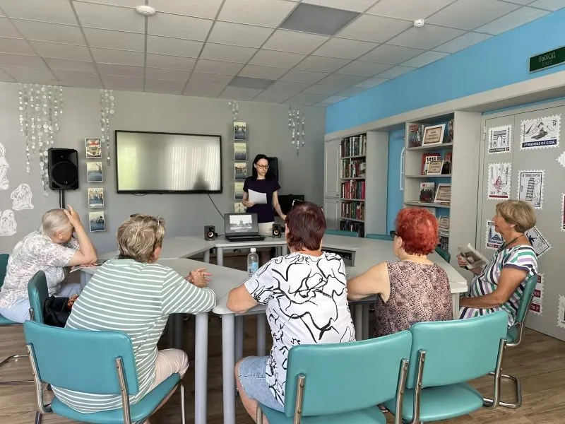 Две эпохи Смольного института